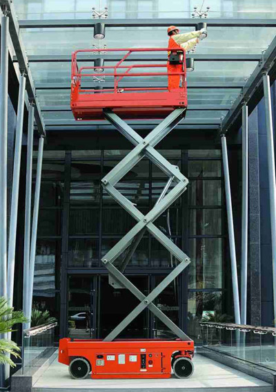 自行(hang)式升降(jiàng)機 