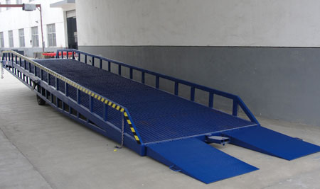 移(yi)動式登(dēng)車橋